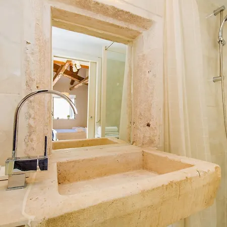 Porta And By Irundo *